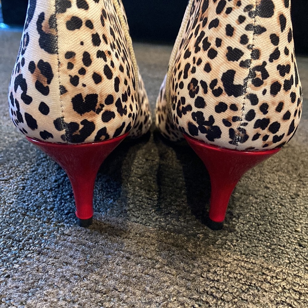 NEW Leopard Vegan Ankle Booty w/Red Patent Kitten Heel by Betsey Johnson sz 7.5 - Picture 3 of 8